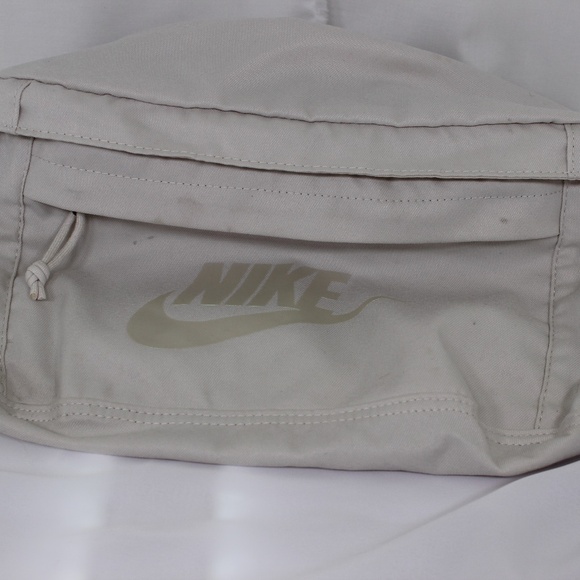 Nike 10L White Fanny Pack / Hip Pack – Great Condition - Picture 1 of 3